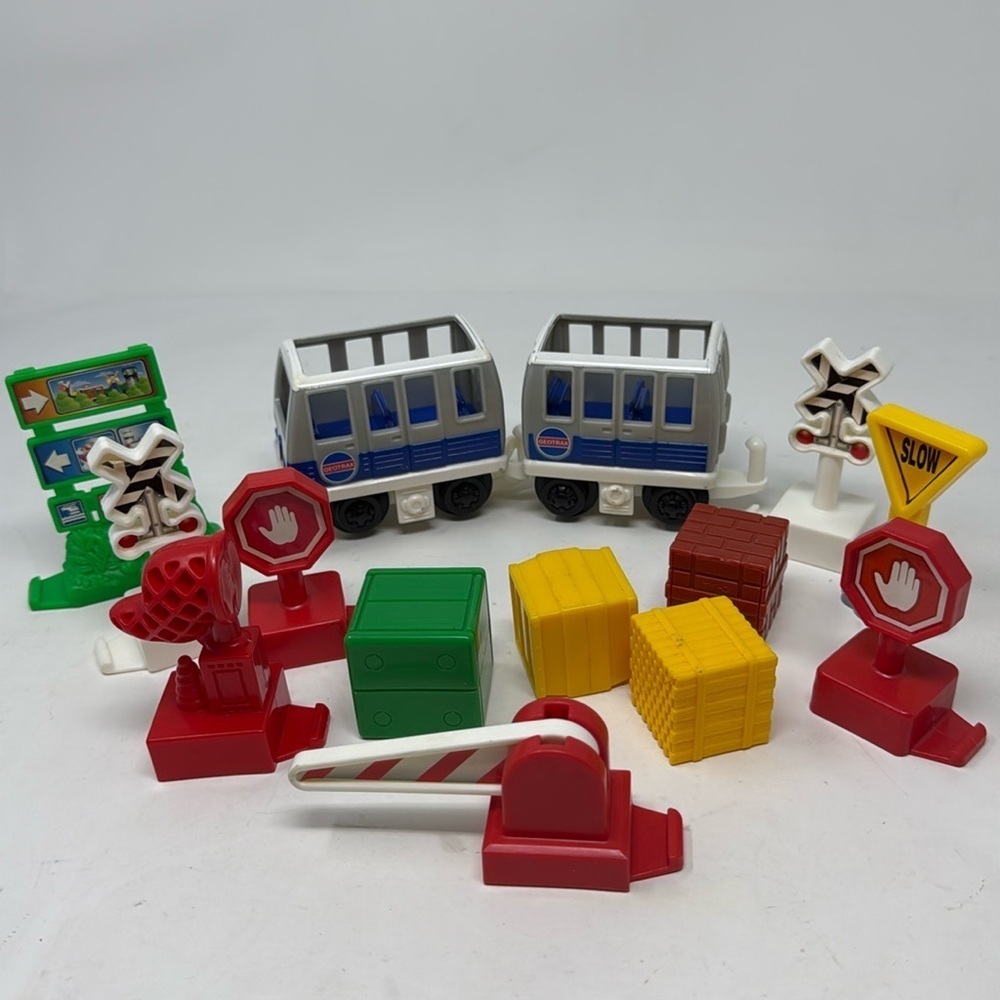 GeoTrax Push Train Subway Screech Skip Passenger cars with street signs